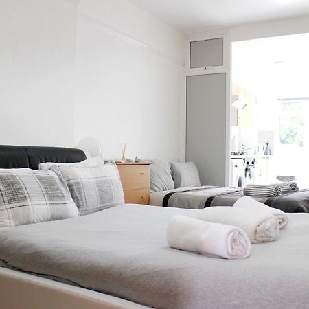 Large Studio Garden Flat On Golders Green Road Лондон Екстериор снимка