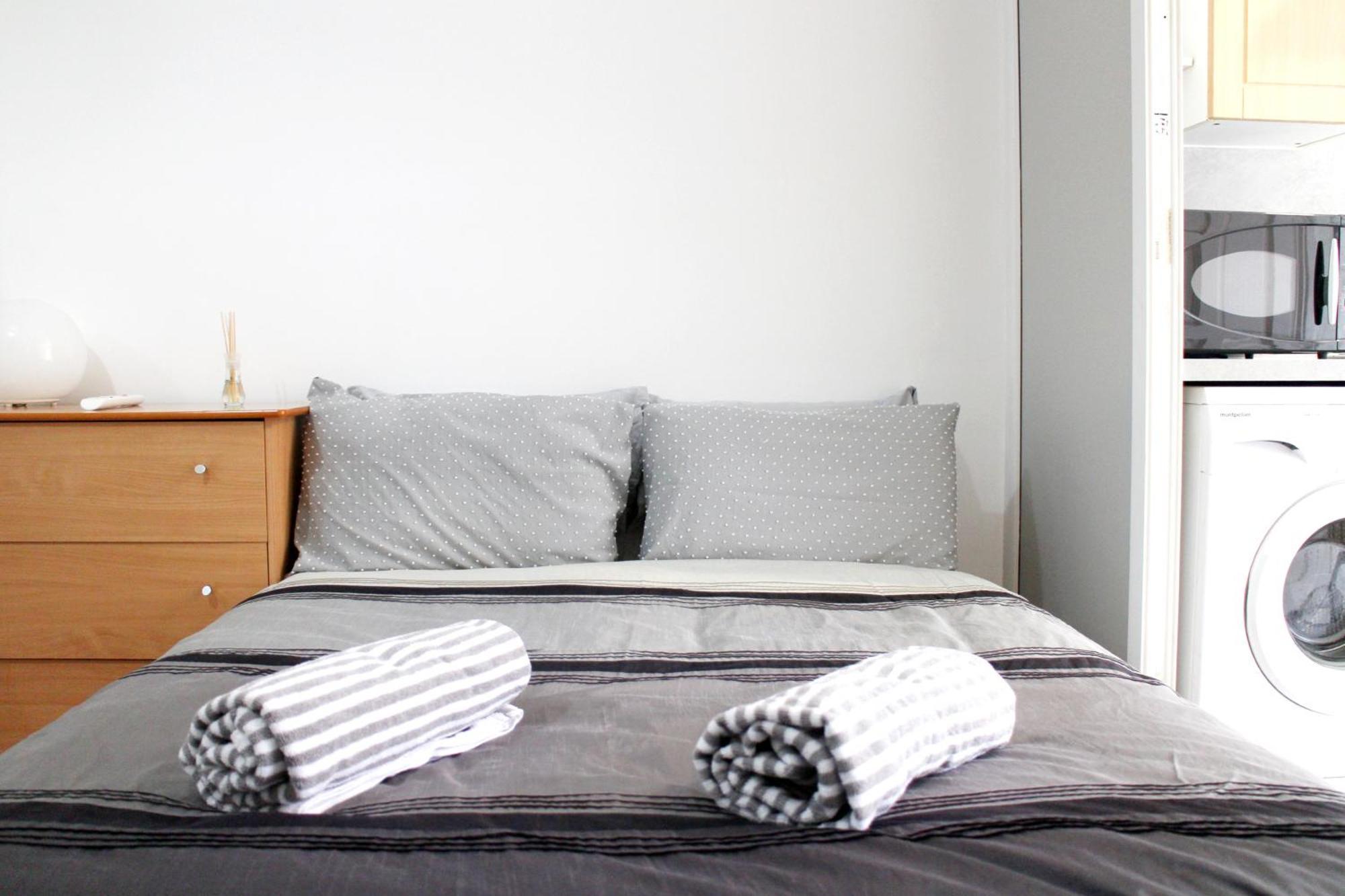 Large Studio Garden Flat On Golders Green Road Лондон Екстериор снимка