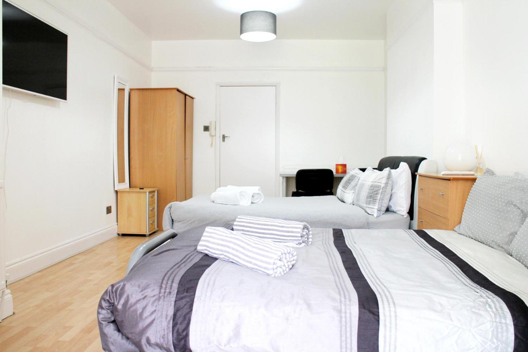 Large Studio Garden Flat On Golders Green Road Лондон Екстериор снимка
