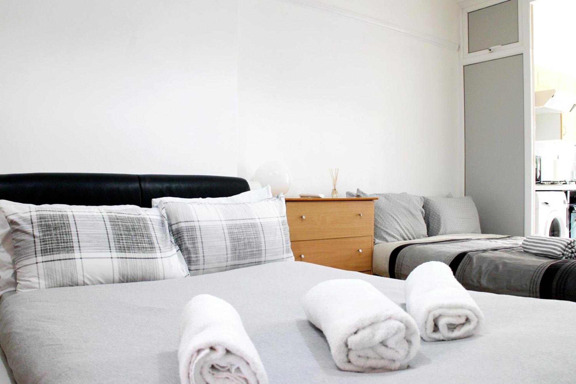 Large Studio Garden Flat On Golders Green Road Лондон Екстериор снимка