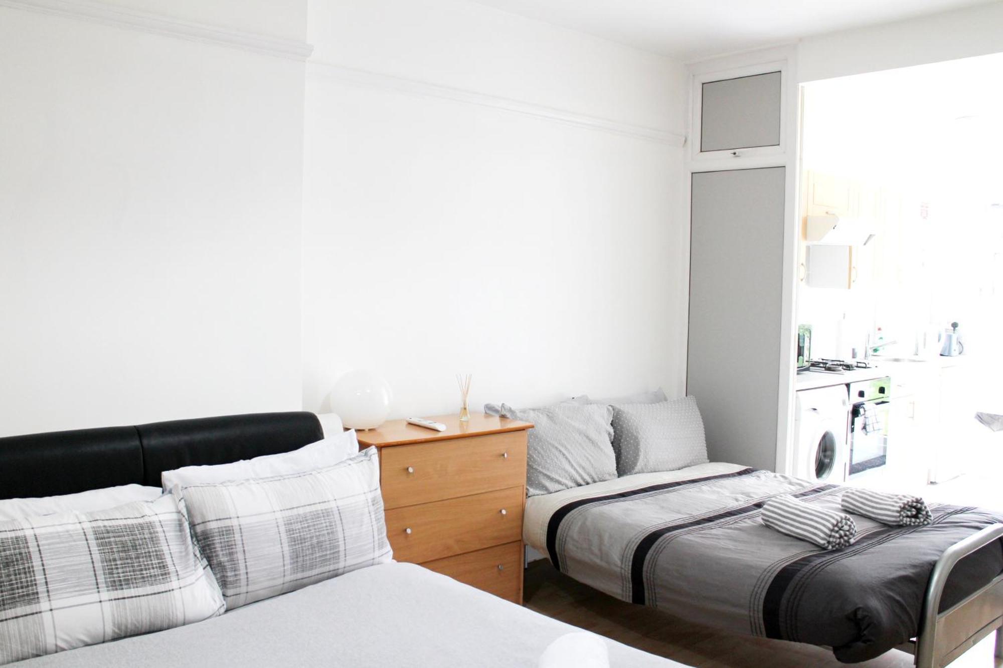 Large Studio Garden Flat On Golders Green Road Лондон Екстериор снимка