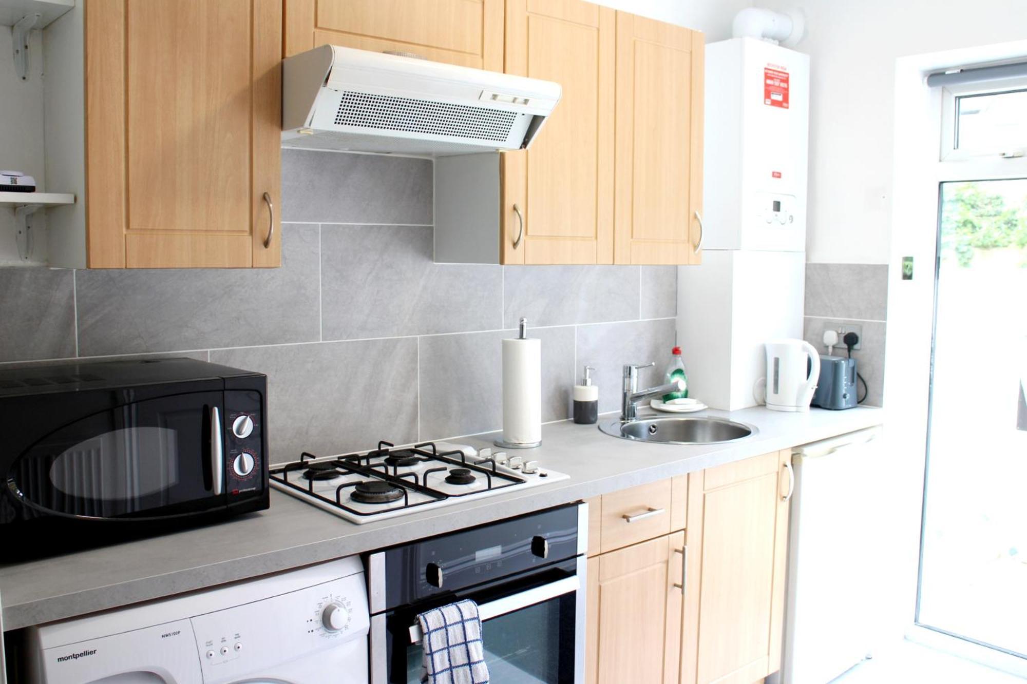 Large Studio Garden Flat On Golders Green Road Лондон Екстериор снимка